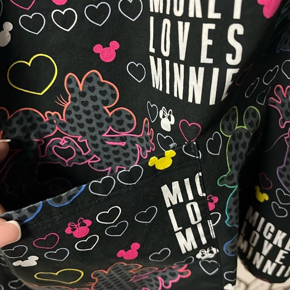 DISNEY Mickey Loves Minnie Size Med W/Front Pockets Scrub Top (T-Shirt) NWOT $55 - Picture 5 of 11
